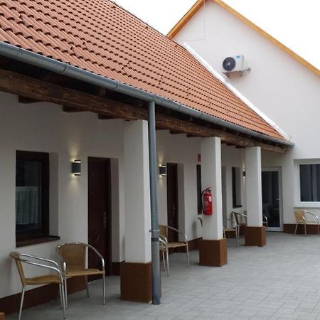 Czermann Holiday Inn Oroszlány Eksteriør bilde