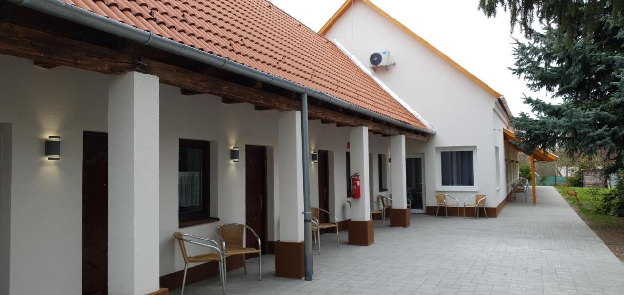 Czermann Holiday Inn Oroszlány Eksteriør bilde