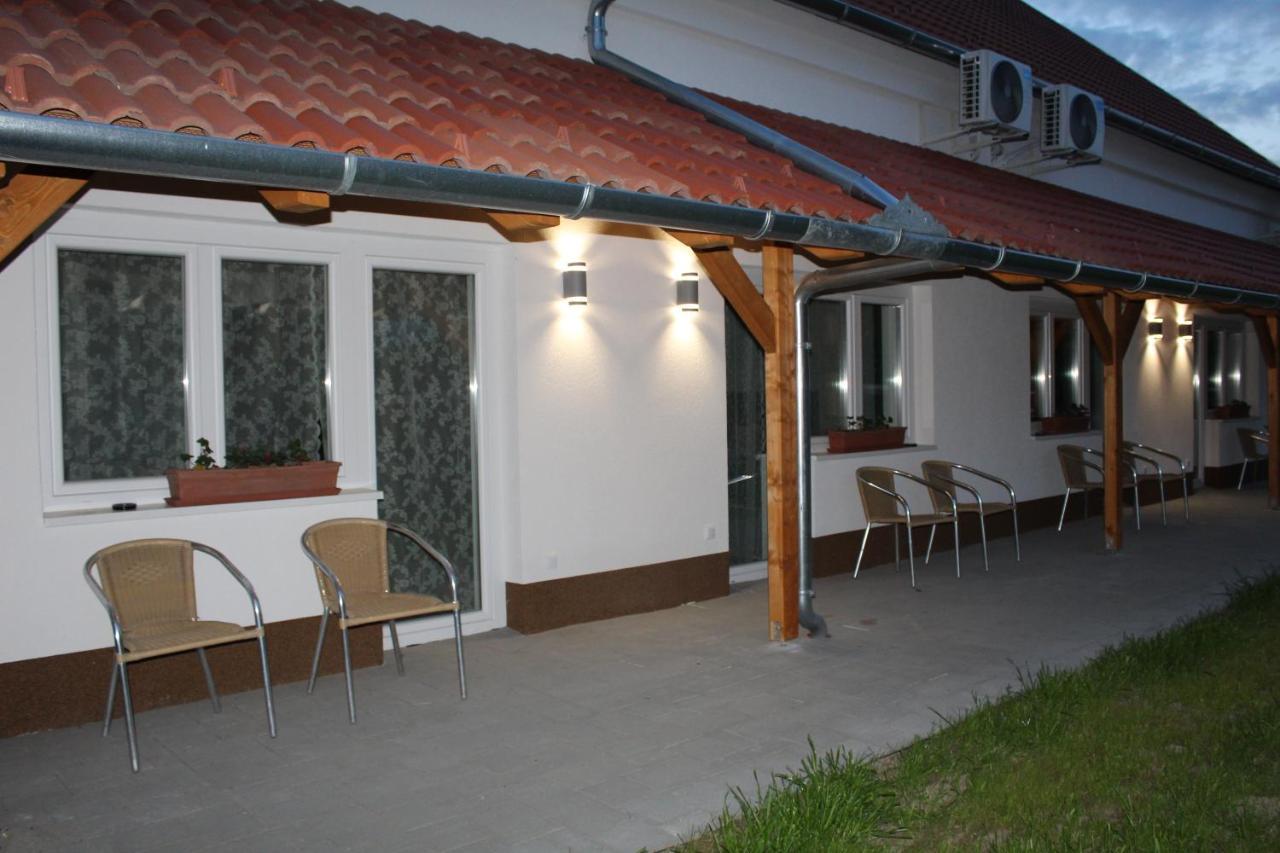 Czermann Holiday Inn Oroszlány Eksteriør bilde