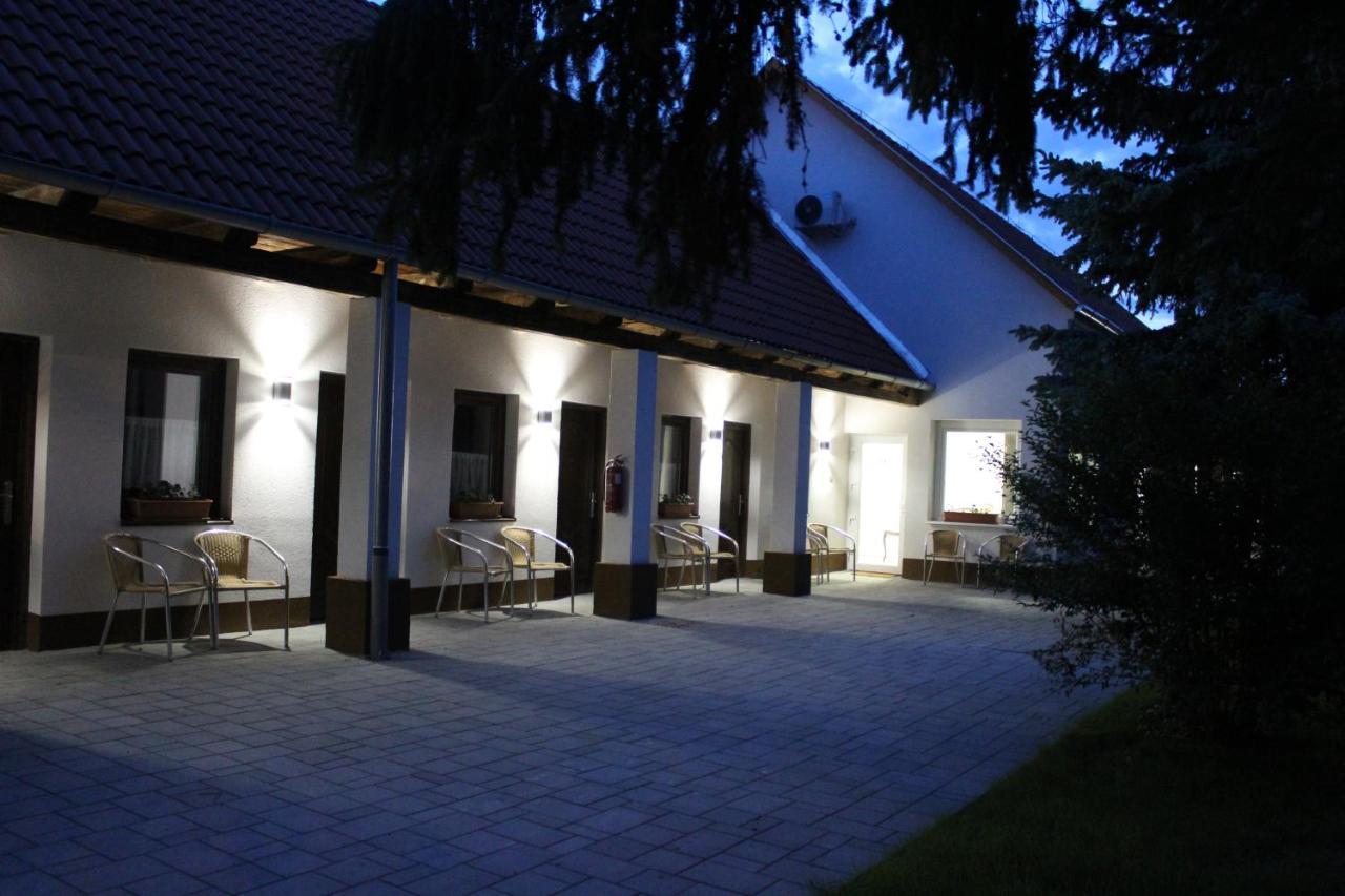 Czermann Holiday Inn Oroszlány Eksteriør bilde