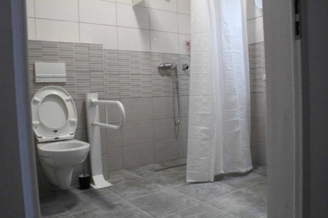 Czermann Holiday Inn Oroszlány Eksteriør bilde