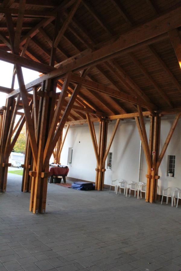 Czermann Holiday Inn Oroszlány Eksteriør bilde