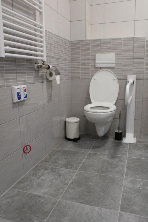 Czermann Holiday Inn Oroszlány Eksteriør bilde