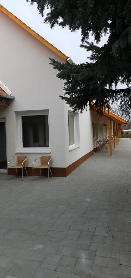Czermann Holiday Inn Oroszlány Eksteriør bilde