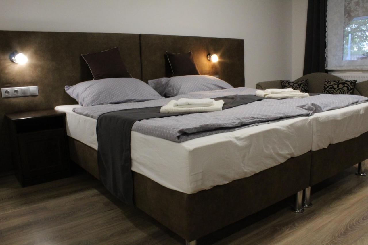Czermann Holiday Inn Oroszlány Eksteriør bilde