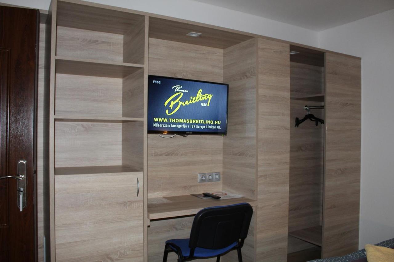 Czermann Holiday Inn Oroszlány Eksteriør bilde