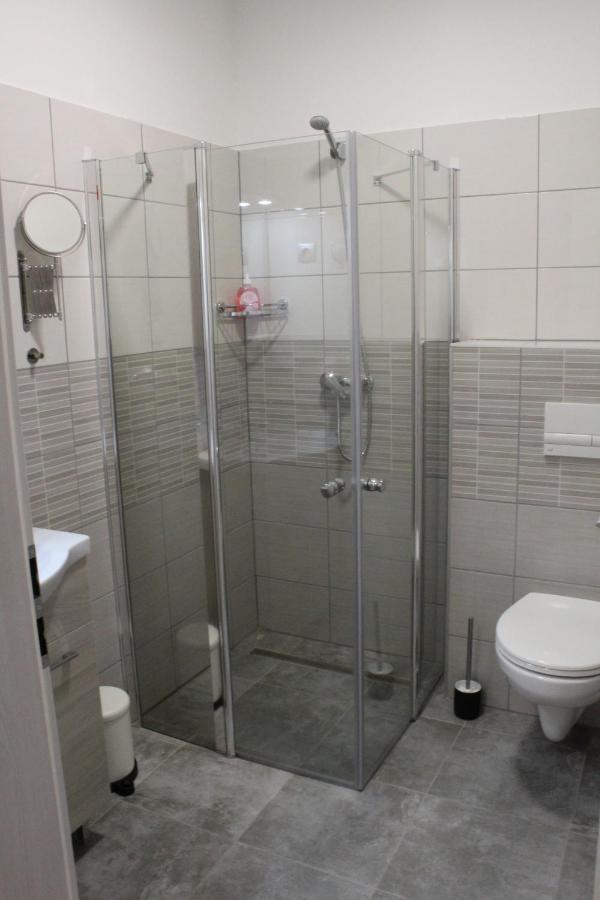 Czermann Holiday Inn Oroszlány Eksteriør bilde