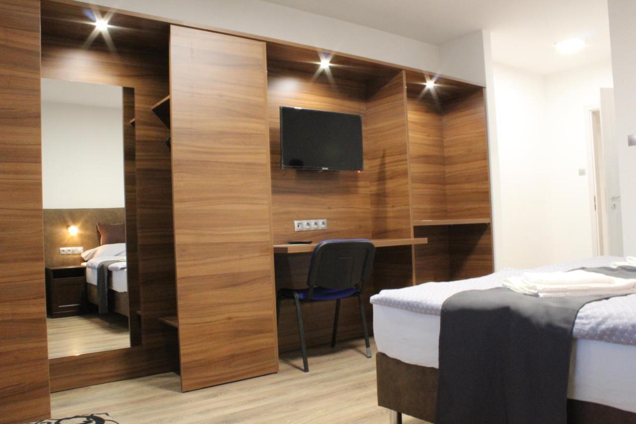 Czermann Holiday Inn Oroszlány Eksteriør bilde