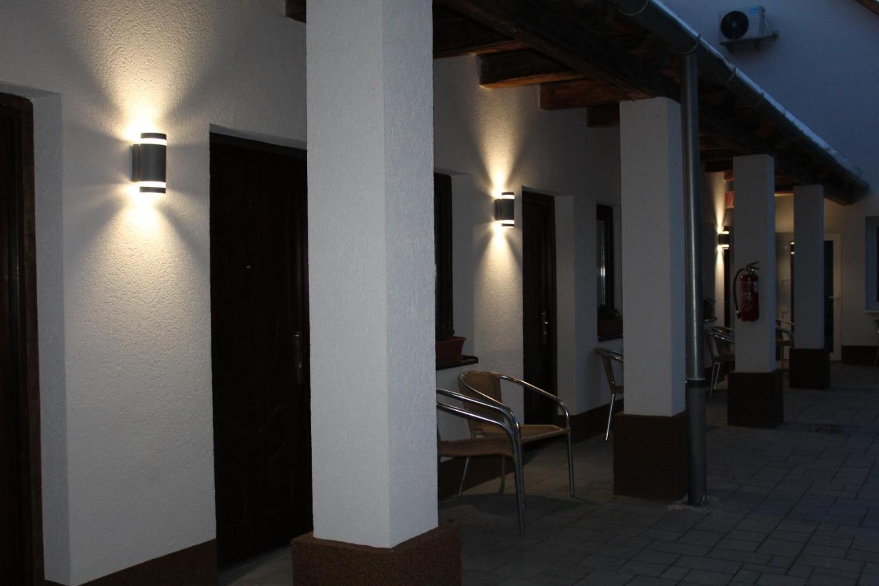 Czermann Holiday Inn Oroszlány Eksteriør bilde