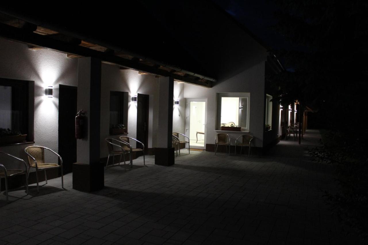 Czermann Holiday Inn Oroszlány Eksteriør bilde