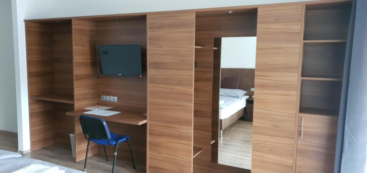 Czermann Holiday Inn Oroszlány Eksteriør bilde